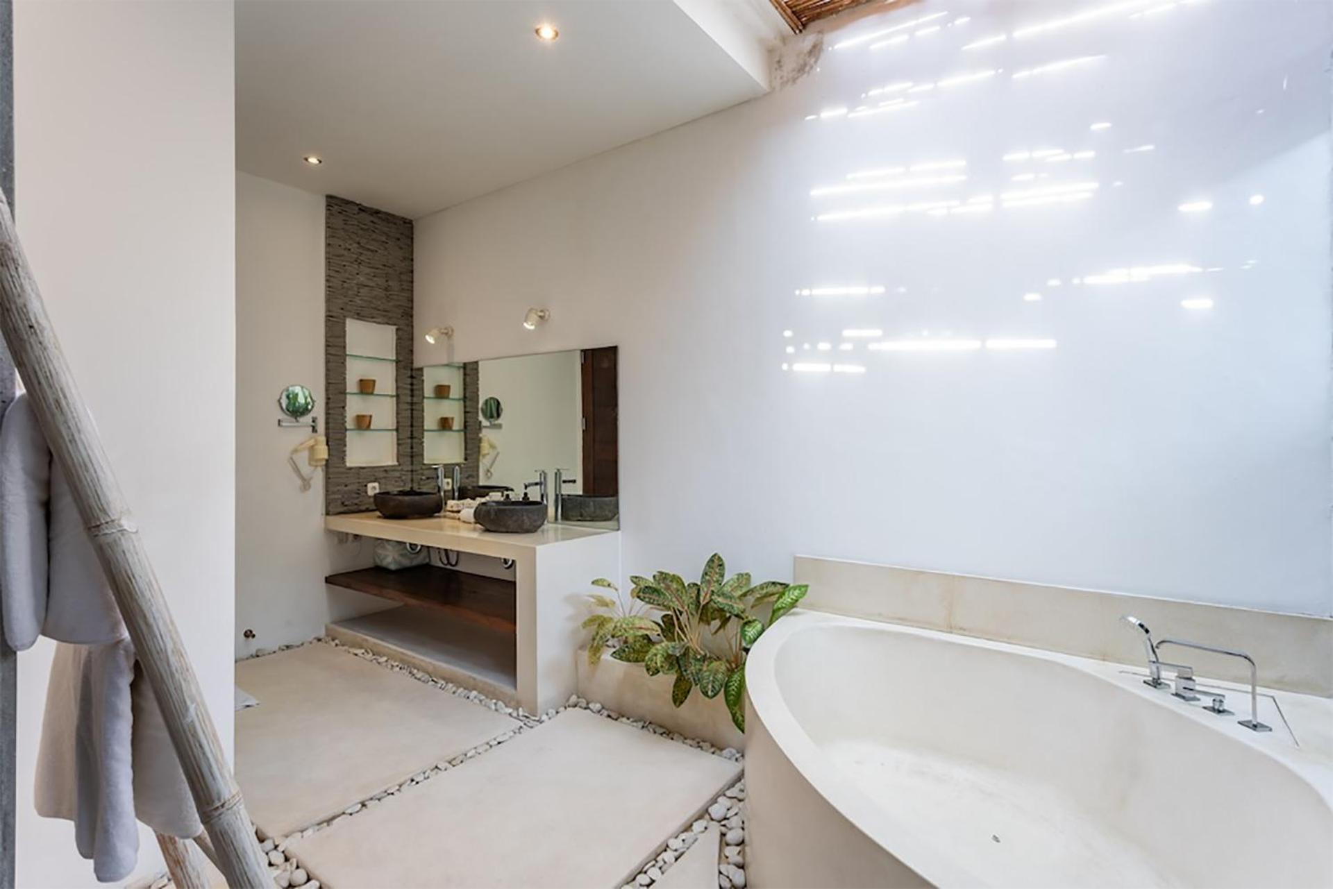 Villa Lotus By Optimum Bali Villas Семиняк Екстериор снимка